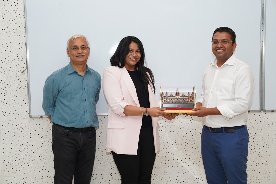 Prof. Sai Chittaranjan felicitating one of the top performer of the Entrepreneur participating in the cohort 