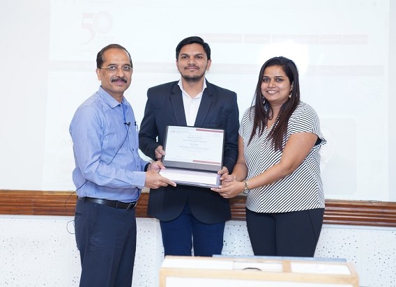 Prof. Shainesh and Tata motor's DGM honouring the participants with certificates